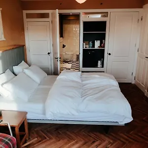  Bed & Breakfast House Of Straw